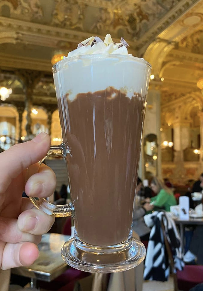 Chocolate quente em Budapeste: Café New York, chocolate quente com chantily
