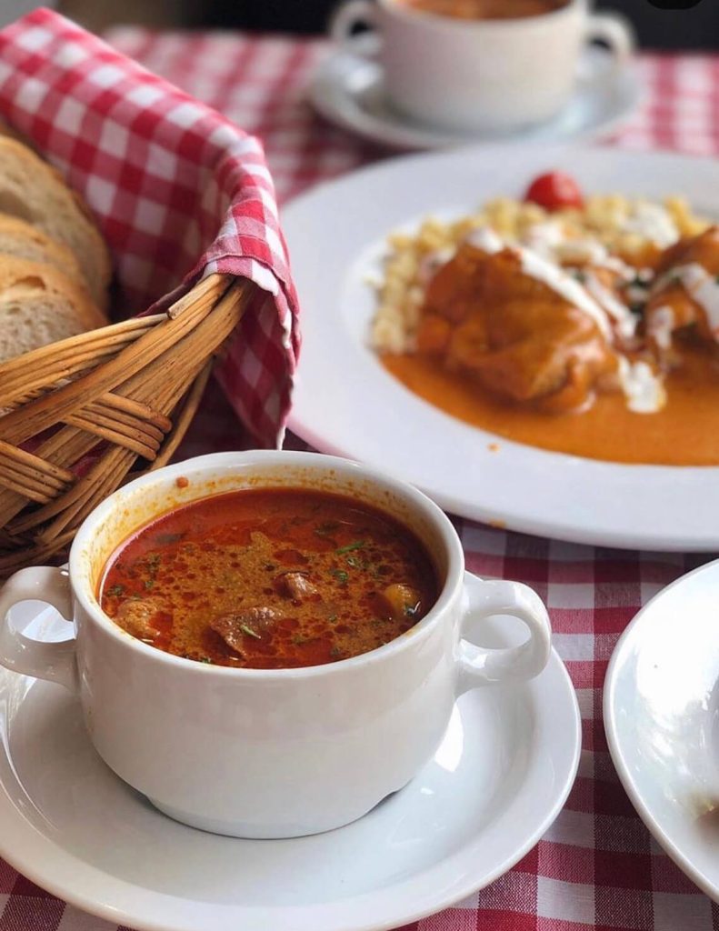Comidas típicas da Hungria pra você experimentar: sopa Goulash e chicken paprikash