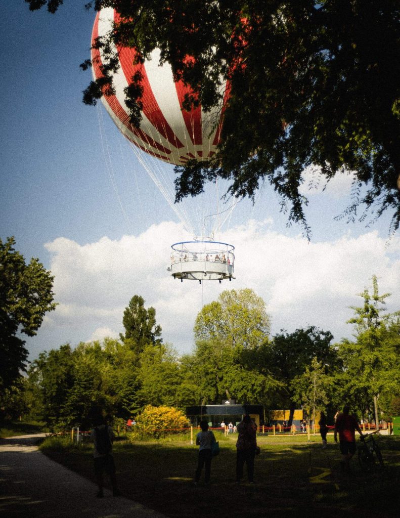 como é budapeste no verão: vôo de balão no parque