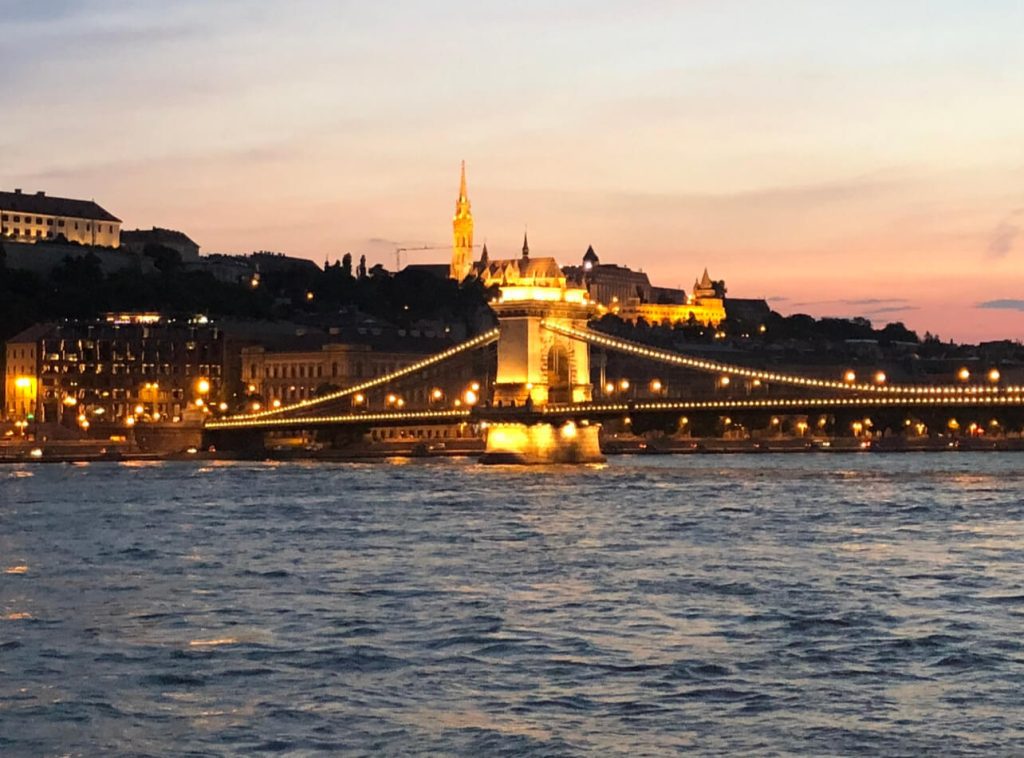 Passeio de barco em Budapeste, vista da Ponte pelo rio Danúbio