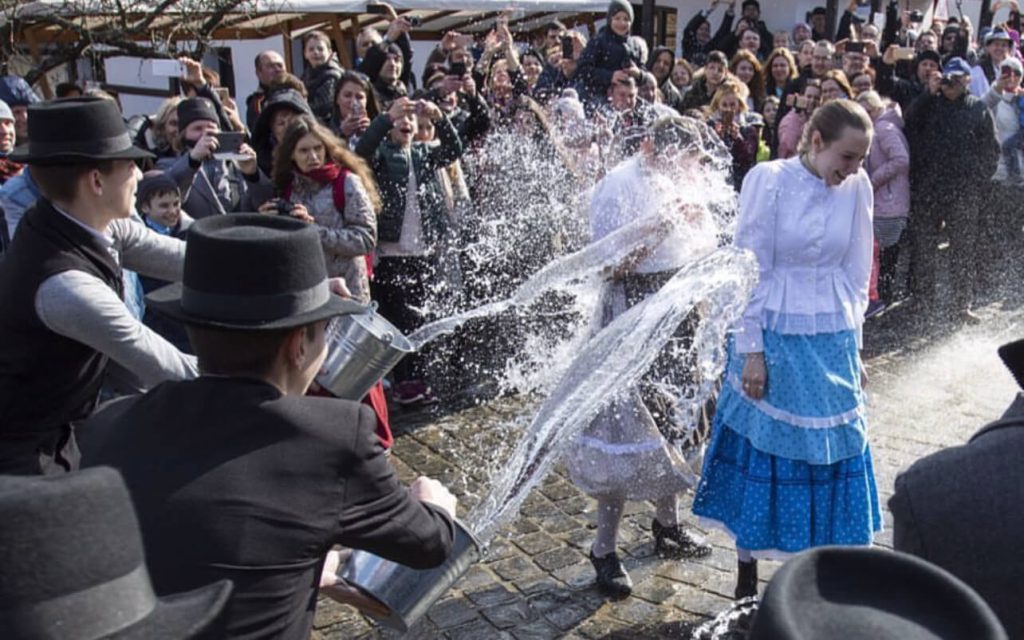 Páscoa na Hungria: regar ou borrifar, tradição húngara